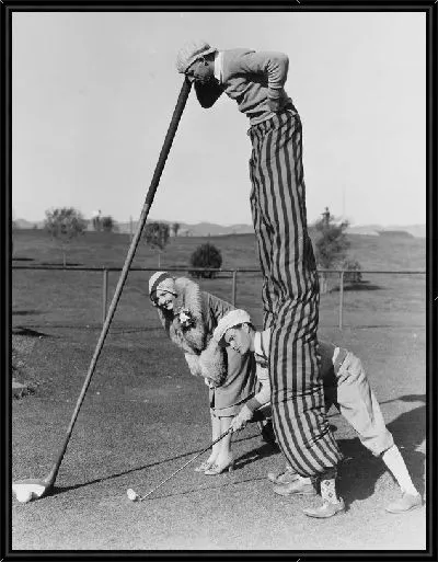 Картина Мужчина на ходулях играет в гольф (A man on stilts playing golf)
