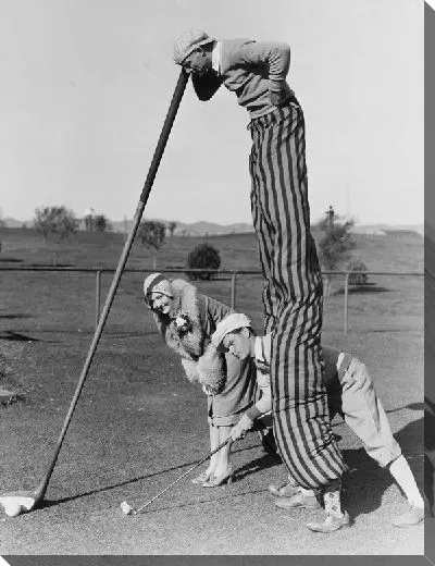 Постер Мужчина на ходулях играет в гольф (A man on stilts playing golf)