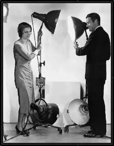Картина Мужчина и женщина с лампами (Man and woman with lamps)