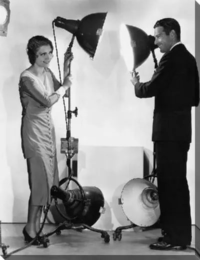 Постер Мужчина и женщина с лампами (Man and woman with lamps)