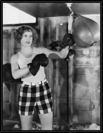 Картина Женщина тренируется (Woman trains)