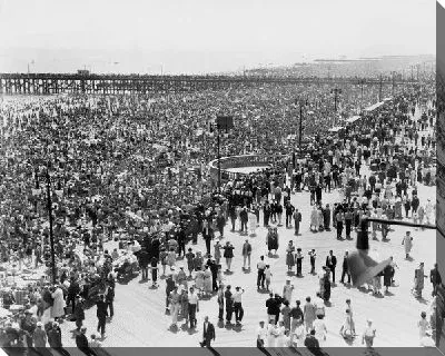 Постер Тысячи людей отдыхают на пляже Кони-Айленда (Thousands of people at the beach of Coney Island)