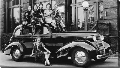 Девушки на крыше ретро автомобиля (Girls on the roof retro car)