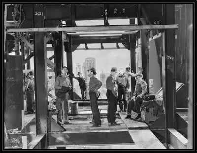 Рабочие на стройке (Workers at a construction site)