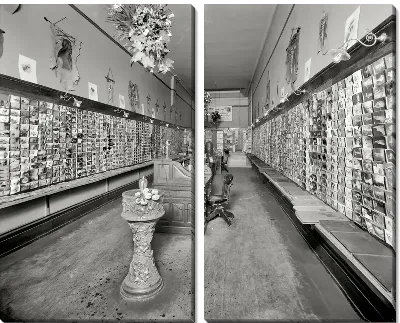 Модульная картина Зал с почтовыми открытками (Room with postcards)