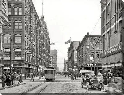 Постер Трамвай на улице (Tram on the street)