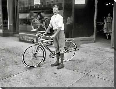 Постер Мальчик с велосипедом (Boy with bike)