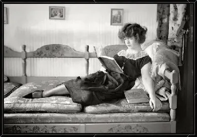 Картина Девушка читает книгу (Girl reading a book)