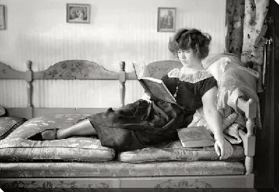 Постер Девушка читает книгу (Girl reading a book)