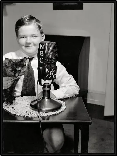 Картина Мальчик с микрофоном и кошкой (Boy with a microphone and a cat)