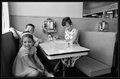 Картина Семья в кафе (Family in cafe)