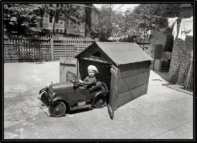 Картина Мальчик в машинке (The boy in the machine)