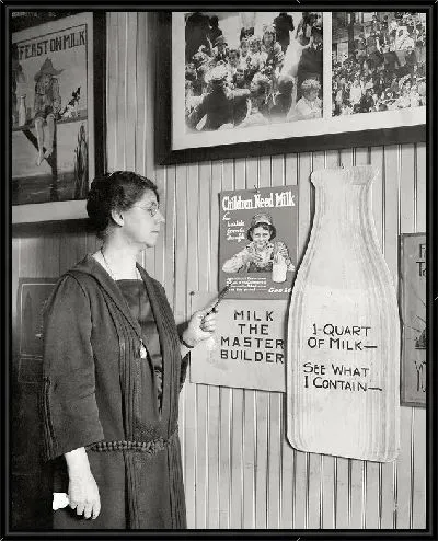 Картина Женщина рядом с плакатами (The woman next to posters)
