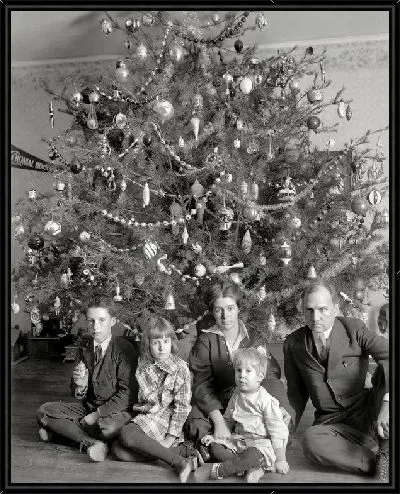 Картина Семья возле елки (Family near Christmas tree)
