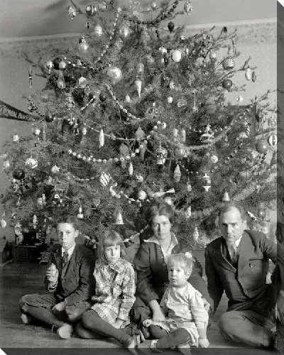 Постер Семья возле елки (Family near Christmas tree)