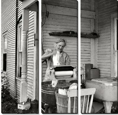 Модульная картина Женщина стирает (A woman washes)