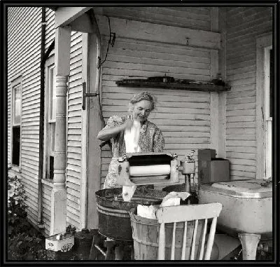 Картина Женщина стирает (A woman washes)