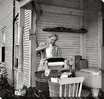 Постер Женщина стирает (A woman washes)