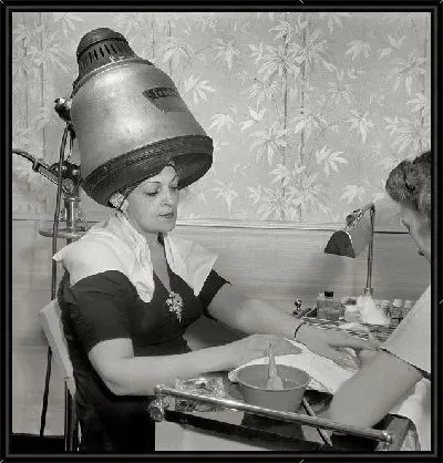 Картина Женщина в салоне красоты (Woman in a beauty salon)