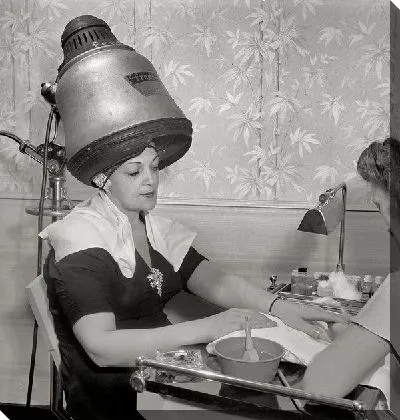 Постер Женщина в салоне красоты (Woman in a beauty salon)