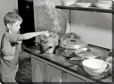 Постер Мальчик на кухне (The boy in the kitchen)