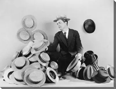 Постер Мужчина со шляпами (The man with the hat)