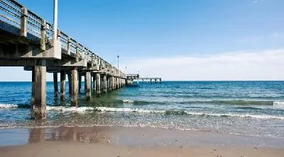 Плакат Пляж возле причала (The beach outside the berth)