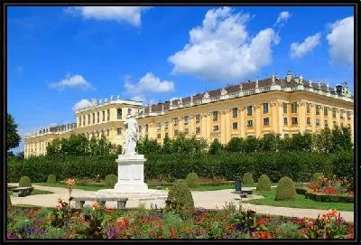 Картина Скульптура в саду (Sculpture in the garden)