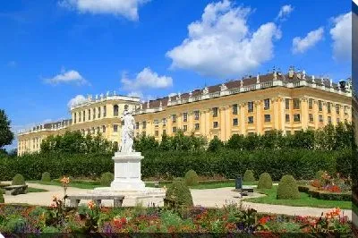 Постер Скульптура в саду (Sculpture in the garden)