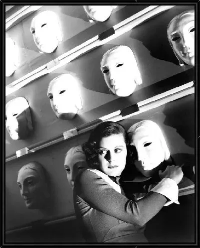 Картина Девушка рядом с масками (The girl next door with masks)