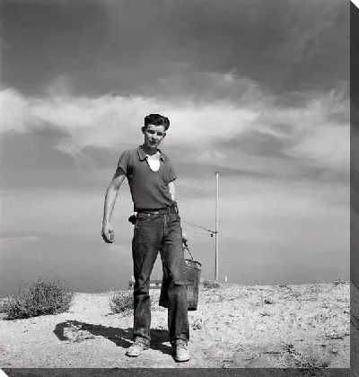 Постер Мальчик с канистрой (The boy with the canister)