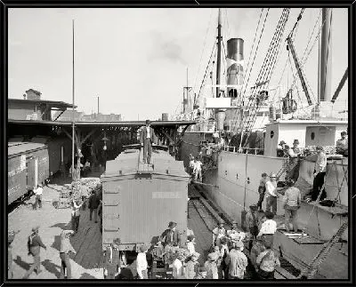 Картина Люди возле парохода (People near the ship)