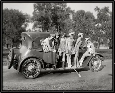 Картина Девушки на подножке автомобиля (Girls on the steps of the car)