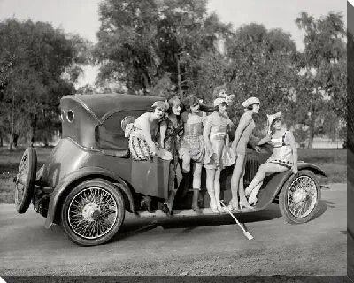 Постер Девушки на подножке автомобиля (Girls on the steps of the car)