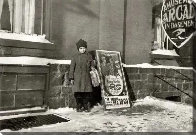 Постер Ребенок с газетами (A child with newspapers)