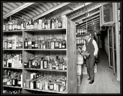 Картина Полки с напитками (Shelves with drinks)