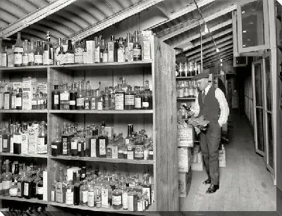 Полки с напитками (Shelves with drinks)