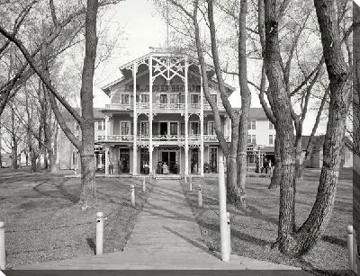 Постер Домик возле аллеи (House near the mall)