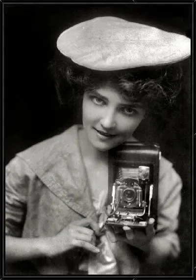 Картина Девушка с фотоаппаратом (Girl with camera)