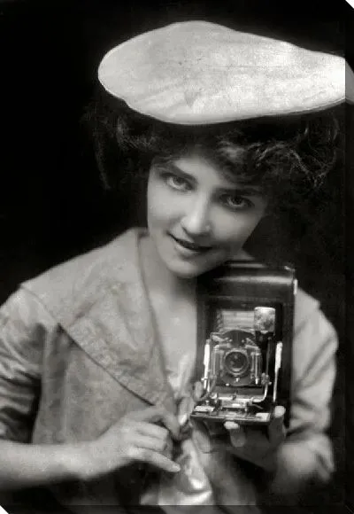 Постер Девушка с фотоаппаратом (Girl with camera)