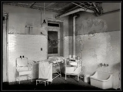 Кабинет врача (Consulting room)