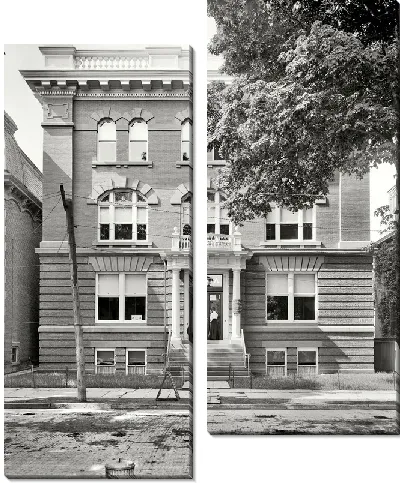 Модульная картина Фасад здания освещенный солнцем (The facade of the building illuminated by the sun)