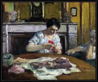 Женщина шьет