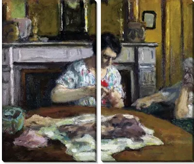 Женщина шьет