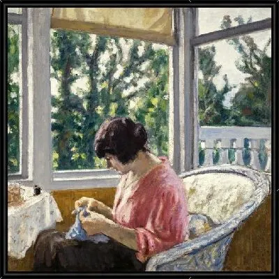 Женщина шьет