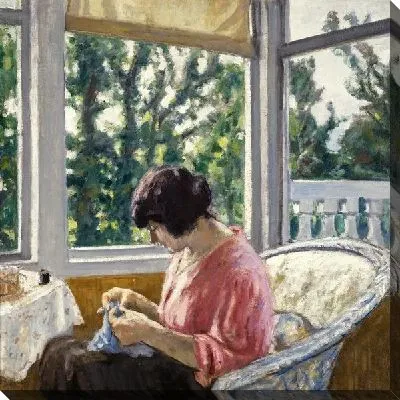 Женщина шьет