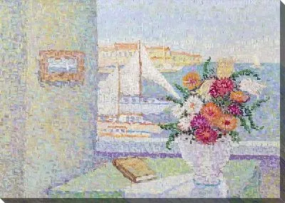 Ваза на столе возле окна