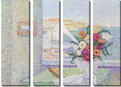 Ваза на столе возле окна