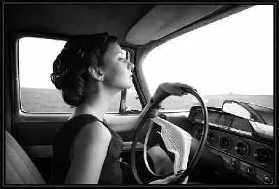 Картина Девушка водитель за рулем ретро автомобиля