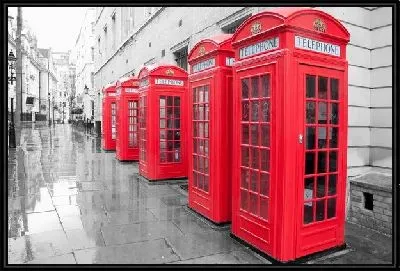 Картина 5 красных английских телефонных будок